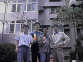 管理群 linger、sega、cpan、Adol (由左至右) 於主機成功搬遷後合影留念 (1999 年)
